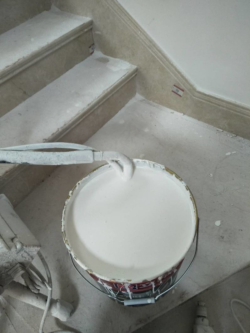 墙面、顶面刷漆，要求：先把地面洒水除灰尘，用搅拌机均匀乳胶漆，再喷漆，要求漆面均匀、饱满。