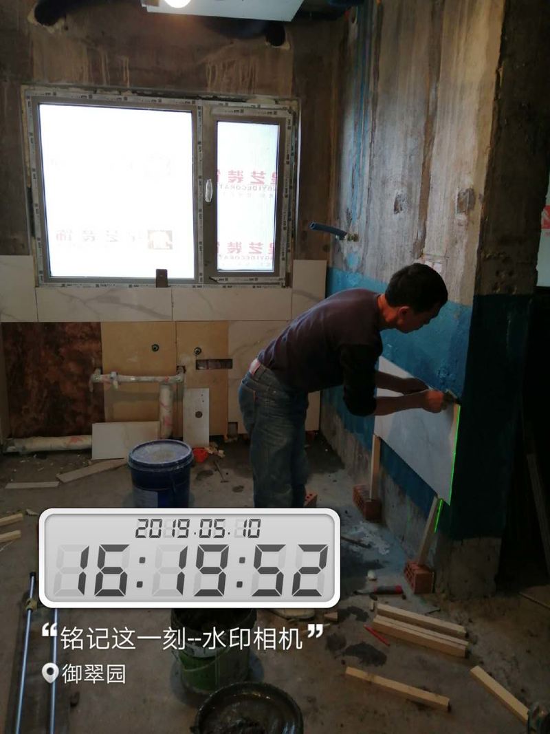 瓦工师傅贴厨房墙砖，两卫生间墙砖贴好，经检查符合公司规范