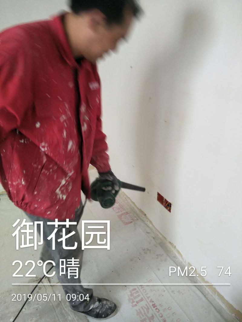 墙面、顶面刷漆，要求：先把地面洒水除灰尘，用搅拌机均匀乳胶漆，再喷漆，要求漆面均匀、饱满。