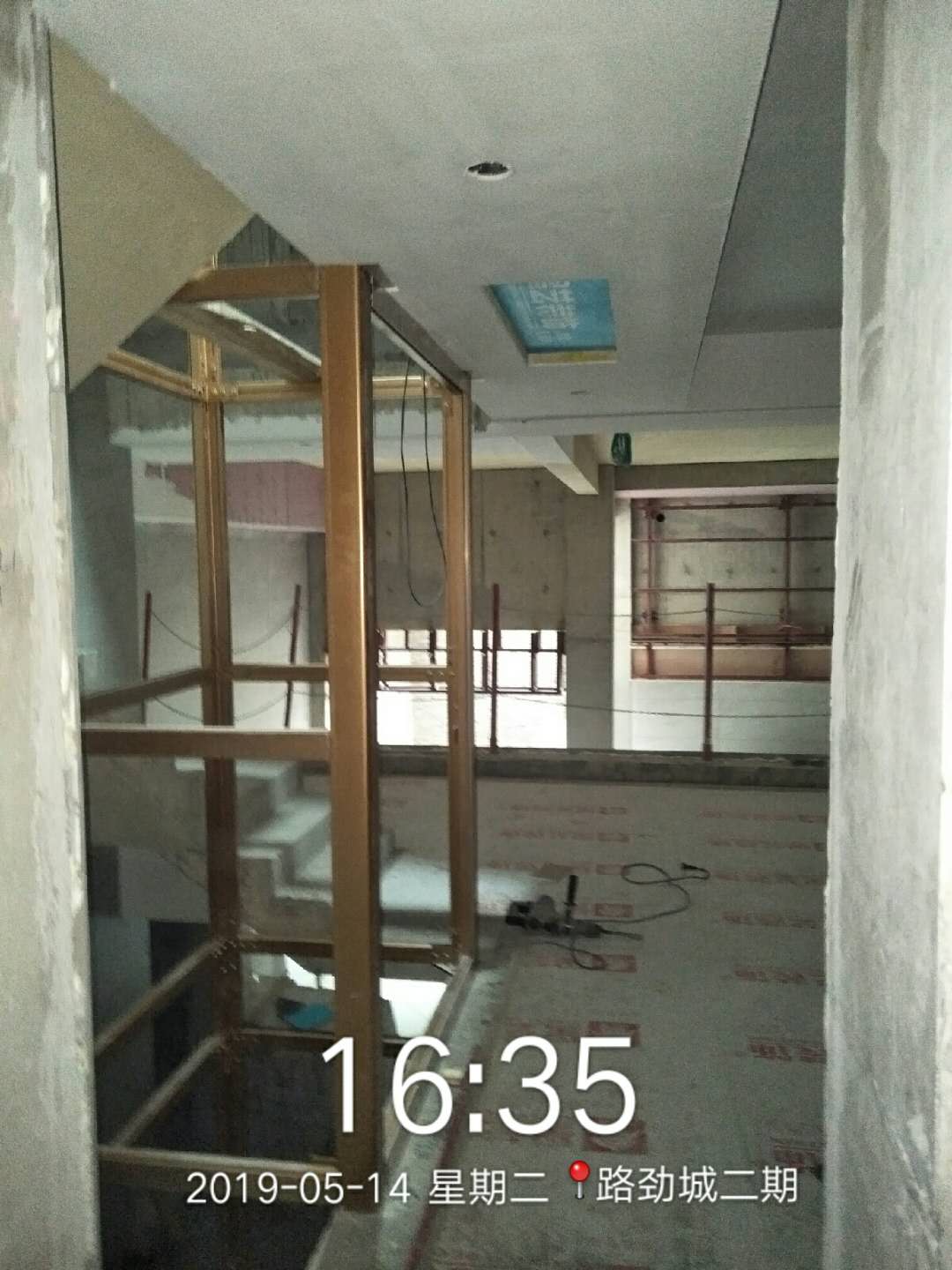 新增电梯框架安装，园林北苑地面硬化