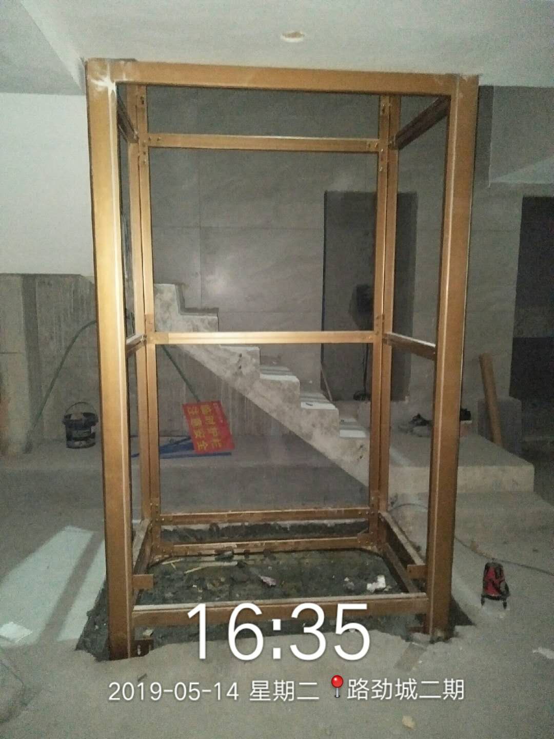 新增电梯框架安装，园林北苑地面硬化