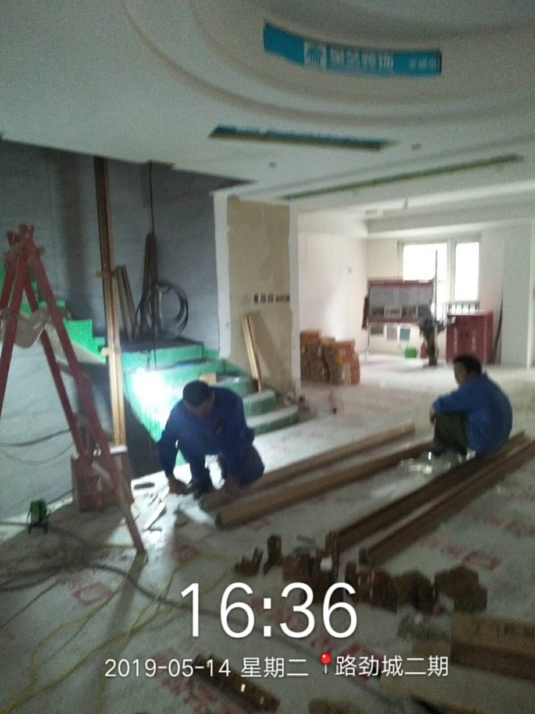新增电梯框架安装，园林北苑地面硬化