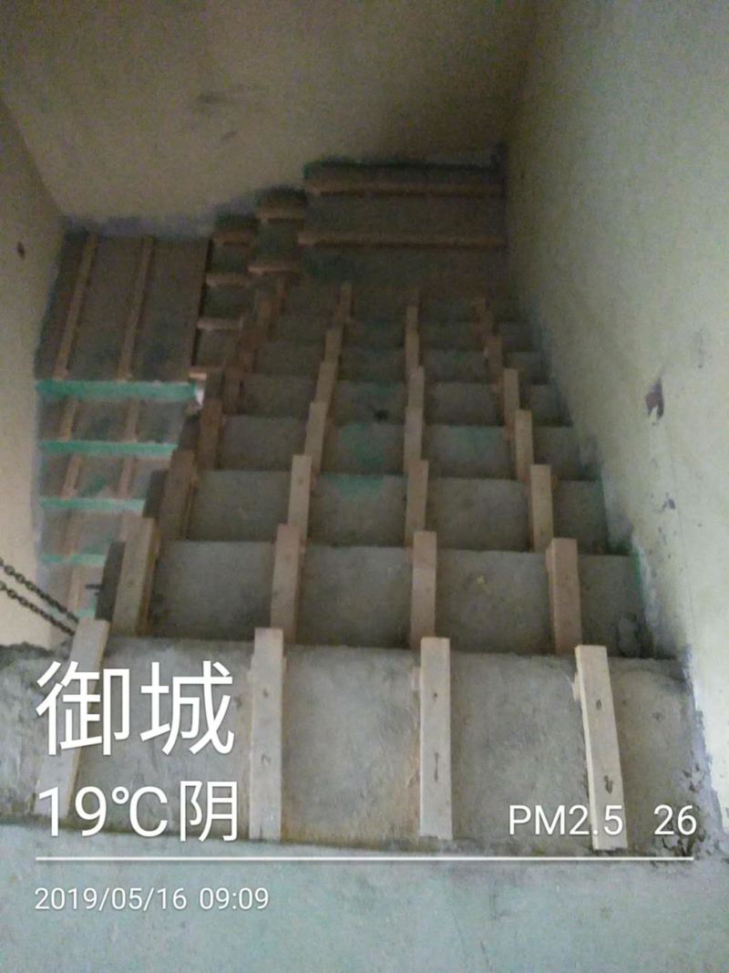 楼梯板打底，交代工人师傅注意安全。