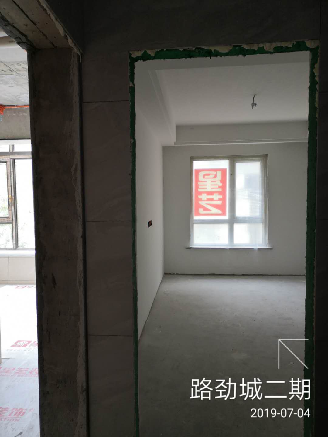 乳胶漆底漆施工主要采用滚涂方式，底漆施工需确保打磨面无明显砂痕、平整，主要起到固底、提高面漆附着力、增加面漆丰厚度、提高抗碱性和抗腐蚀性等作用。