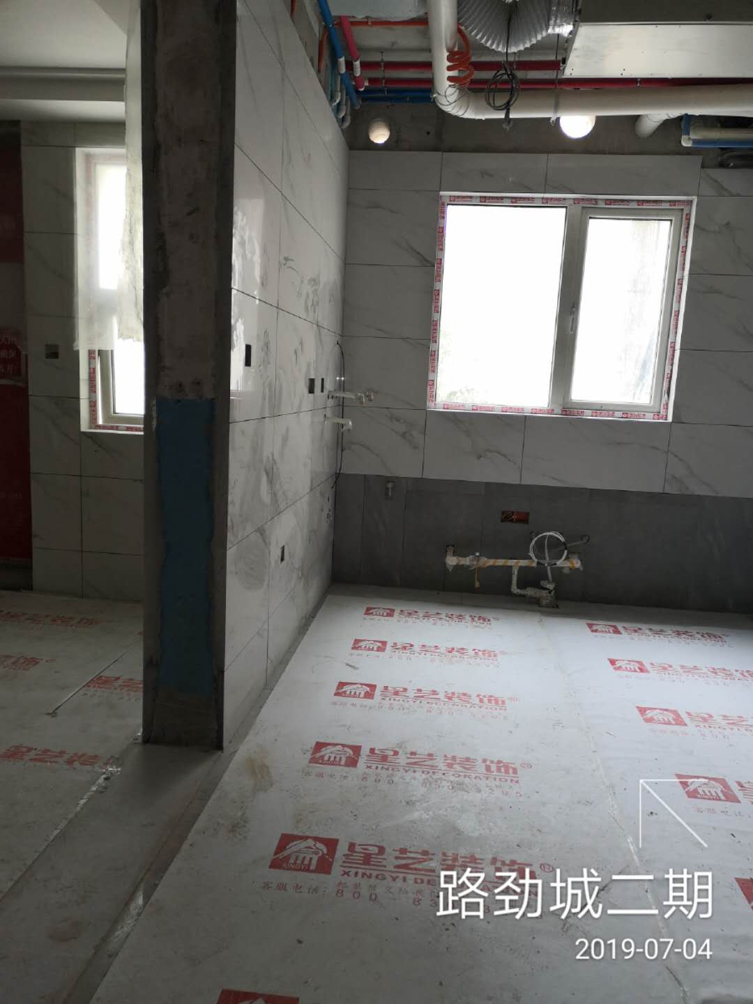 乳胶漆底漆施工主要采用滚涂方式，底漆施工需确保打磨面无明显砂痕、平整，主要起到固底、提高面漆附着力、增加面漆丰厚度、提高抗碱性和抗腐蚀性等作用。