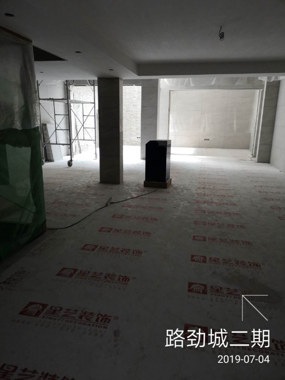 乳胶漆底漆施工主要采用滚涂方式，底漆施工需确保打磨面无明显砂痕、平整，主要起到固底、提高面漆附着力、增加面漆丰厚度、提高抗碱性和抗腐蚀性等作用。