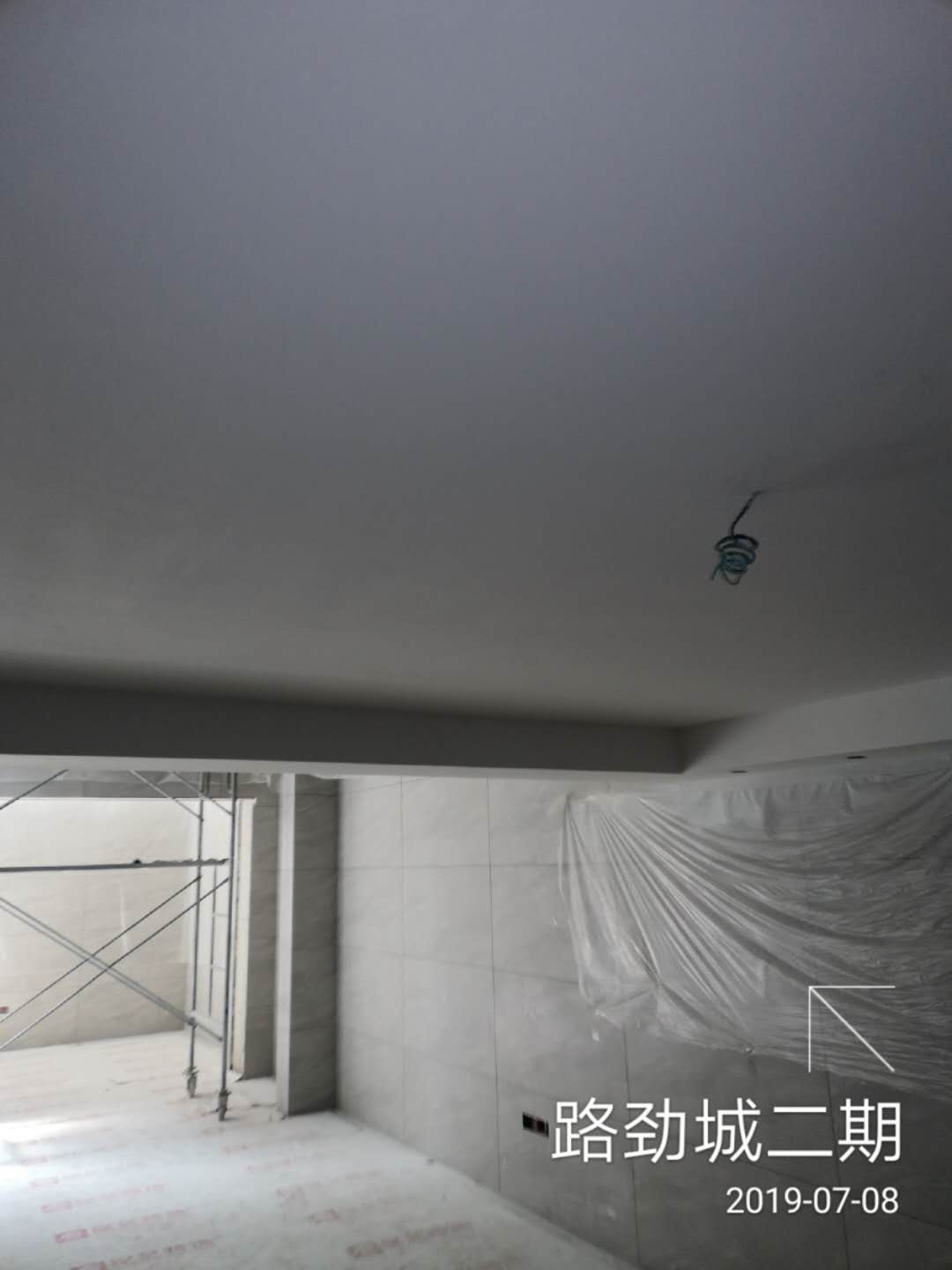 乳胶漆底漆施工主要采用滚涂方式，底漆施工需确保打磨面无明显砂痕、平整，主要起到固底、提高面漆附着力、增加面漆丰厚度、提高抗碱性和抗腐蚀性等作用。