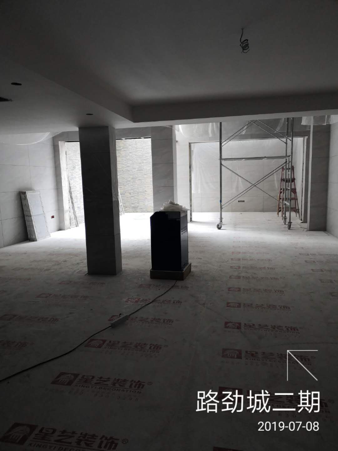 乳胶漆底漆施工主要采用滚涂方式，底漆施工需确保打磨面无明显砂痕、平整，主要起到固底、提高面漆附着力、增加面漆丰厚度、提高抗碱性和抗腐蚀性等作用。