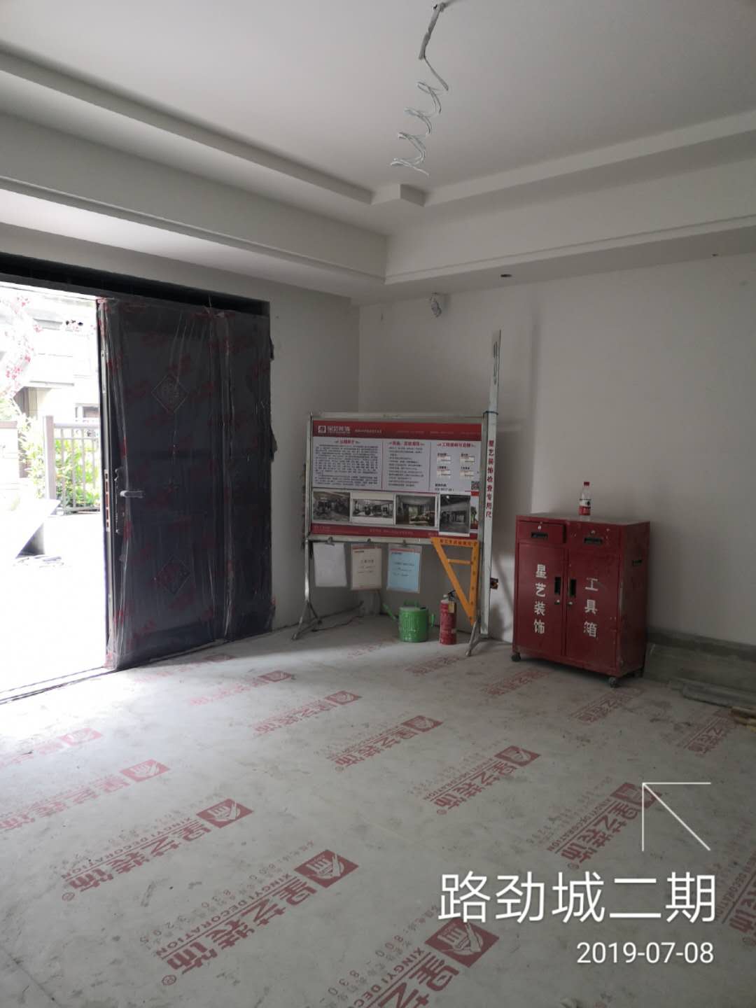 乳胶漆底漆施工主要采用滚涂方式，底漆施工需确保打磨面无明显砂痕、平整，主要起到固底、提高面漆附着力、增加面漆丰厚度、提高抗碱性和抗腐蚀性等作用。